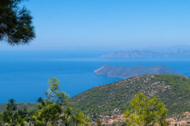 Türkiye 'nin Akdeniz sahillerinde, güneşli bir günde dağları, denizi olan büyüleyici bir manzara. Seyahat, turizm, doğa kavramı