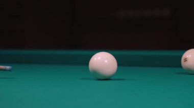 Bilardo oyunu. Beyaz bilardo topları yeşil bilardo masasında. Rus Oyunu. Başla topa vur ve yuvarlan. Çarpışmaya yakın çekim