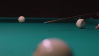 Bilardo oyunu. Beyaz bilardo topları yeşil bilardo masasında. Rus Oyunu. Başla topa vur ve yuvarlan. Çarpışmaya yakın çekim
