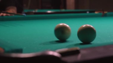 Bilardo oyunu. Beyaz bilardo topları yeşil bilardo masasında. Rus Oyunu. Başla topa vur ve yuvarlan. Çarpışmaya yakın çekim