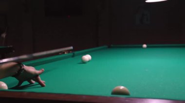 Bilardo oyunu. Beyaz bilardo topları yeşil bilardo masasında. Rus Oyunu. Men 's Hand, Ball Cue Tekmeleri ve Top Yuvarlakları. Çarpışmaya yakın çekim