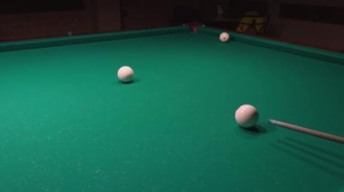 Bilardo oyunu. Beyaz bilardo topları yeşil bilardo masasında. Rus Oyunu. Başla topa vur ve yuvarlan. Çarpışmaya yakın çekim