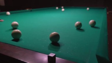 Bilardo oyunu. Beyaz bilardo topları yeşil bilardo masasında. Rus Oyunu. Men 's Hand, Ball Cue Tekmeleri ve Top Yuvarlakları. Çarpışmaya yakın çekim