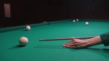 Bilardo oyunu. Beyaz bilardo topları yeşil bilardo masasında. Rus Oyunu. Women 's Rua Holds Cue, Ball Cue Tekme ve Top Atışları. Çarpışmaya yakın çekim