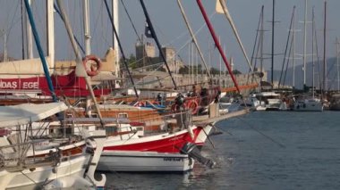 Deniz limanında bir sürü yat ve tekne var. Marina Limanı. Bodrum, Türkiye 'de Yelkenli Yatlar.
