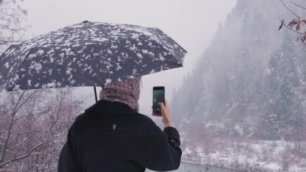 Glückliche Junge Frau Beim Fotografieren Den Bergen Beim Winterspaziergang Verschneiten — Stockvideo