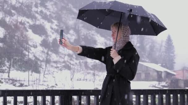 Šťastná Mladá Žena Fotí Fotí Selfie Horách Užívá Zimní Procházku — Stock video