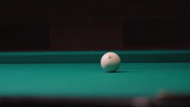 Rus bilardosu oynuyorum. Beyaz topu cebe indiriyorum. Bilardo topları yeşil masaya saçılmış. Rus bilardo masası yeşil, top cebe giriyor. Başarı kavramı. Top delikte. Dava.