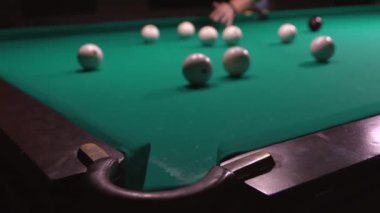 Rus bilardosu oynuyorum. Arka plandaki adam topa vuruyor, beyaz topu cebine atıyor ve ıskalıyor. Rus bilardo masası, top. Başarı Değil kavramı. Top delikte değil. Çanta. Yavaş çekim