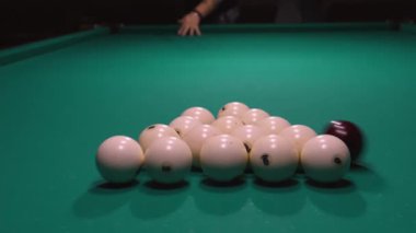 Bilardo toplarıyla piramidin ya da üçgenin tahrip edilmesi. Bilardo masasında bilardo oynayan bir adam bilardo oynamaya başlar. Rus Piramidi.