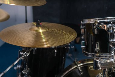 Müzikal enstalasyonun bir parçasının yakın çekimi. Stüdyoda, bir konserde davul setinin müzik zilleri.