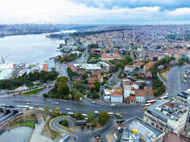 İstanbul 'un Haliç Köprüsü yakınlarındaki insansız hava aracı manzarası, Türkiye. İstanbul şehir ve şehir yaşamına yukarıdan bir bakış.