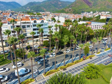 Marmaris, Türkiye - 9 Eylül 2023: Akdeniz kıyısındaki Marmaris şehri. Türkiye 'nin Mugla ilinin Marmaris tatil beldesinin İHA manzarası.