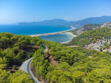 Güneşli bir günde, İHA 'dan Iztuz Sahili' ne güzel, keyifli bir manzara, Dalyan, Türkiye. Dalyan deltasının yanında. Loggerhead kaplumbağa yumurtlama alanı Iztuzu Sahili