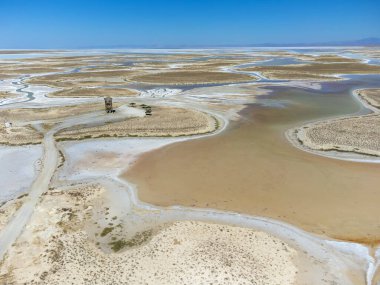 Türkiye 'de Tuz Gölü' nün insansız hava aracı görüntüsü. Manzara Ay 'daki ya da Mars' taki gibi, her şey tuzla kaplı. Burada, yenilebilir tuz fabrika veya fabrikada çıkarılıp işlenir. Uzaylı manzarası.