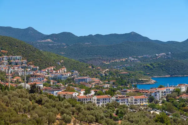 Türkiye 'nin sahil beldesi Kas' ın güzel manzarası. Kırmızı çatısı olan villalar ve oteller turistlere açık.