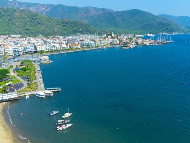 Güneşli bir günde İHA 'dan Marmaris' in panoramik manzarası, Türkiye. Marmaris 'in güzel şehir manzarası, deniz, dağlar, plaj.