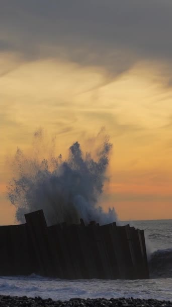 파도가 울타리를 명중하고 일몰에 공기에 쓰나미가 해안에 부딪혔습니다 바람과 비디오 — 비디오