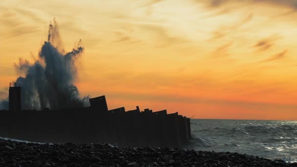 Valul Lovit Gard Metalic Mare Ridicat Aer Apusul Soarelui Tsunami — Videoclip de stoc