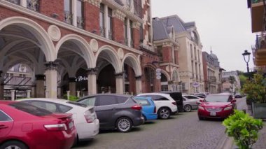 BATUMI, GEORGIA - 15 Nisan 2024: Güneşli bir günde Gürcistan 'ın eski kenti. Strikey Caddesi, şehir saati olan ana meydan. Meydan. Arabalı sokaklar.