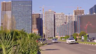 BATUMI, GEORGIA - 4 Nisan 2024: Güneşli yaz gününde şehir merkezinde Lehi ve Maria Kachinsky caddesi. Güneşli bir günde caddede arabalar hareket ediyor..