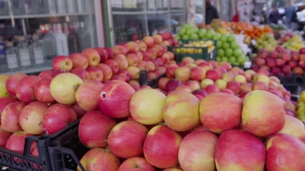 Äpfel Und Andere Früchte Stapeln Sich Regalen Verschiedenen Farben Hintereinander — Stockvideo