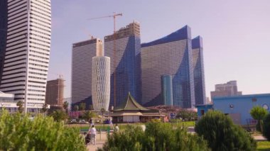 Eski bölge. OrBI 'daki modern yüksek binalar veya oteller. Georgia 'da Batumi' nin mimarisi. Şehrin Kurortnaya sokağında palmiye ağaçları var. Oteller ya da oteller.