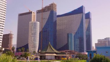 Eski bölge. OrBI 'daki modern yüksek binalar veya oteller. Georgia 'da Batumi' nin mimarisi. Şehrin Kurortnaya sokağında palmiye ağaçları var. Oteller ya da oteller.