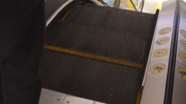 Gros Plan Escalator Dans Centre Commercial Descendre Les Escaliers Escalator — Video