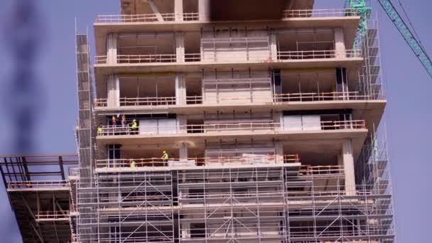 建筑立面覆层的工人护墙 建筑施工中的房屋墙 施工现场的工程师和建筑师制图概念 — 图库视频影像