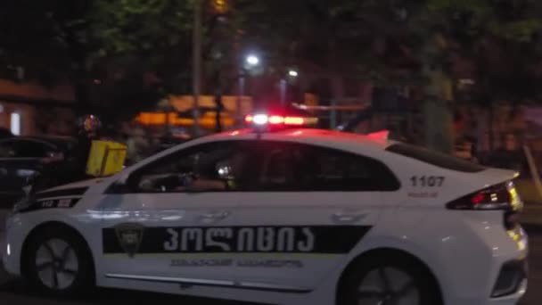 바투미 조지아 2024 도시의 경찰차 조지아 순찰차에 번쩍이는 조명과 자동차의 — 비디오