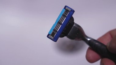 ATUMI, GEORGIA - 11 Nisan 2024: Kullanılmış kaset veya kafa ile tıraş makinesi. Gillette erkek jileti markasıdır. Erkek el ele tutuşma ve kullanılmış kaset