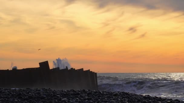 海浪击中了巨大的金属栅栏 在日落时高高地升到空中 海啸袭击海岸 — 图库视频影像