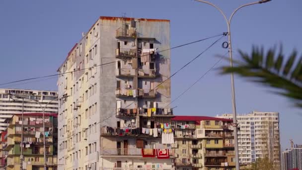 배경에 사이에 밧줄에 도시에서 야외에 매달려 깨끗한 섬유를 건조용 세탁물 — 비디오