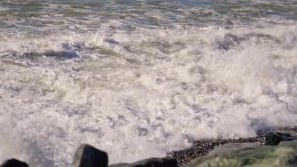 Ondas Marinhas Espumosas Batendo Contra Rochas Perto Costa Ondas Oceânicas — Vídeo de Stock