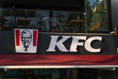 Bodrum, Türkiye - 8 Eylül 2023: Fast food zinciri restoranı KFS.