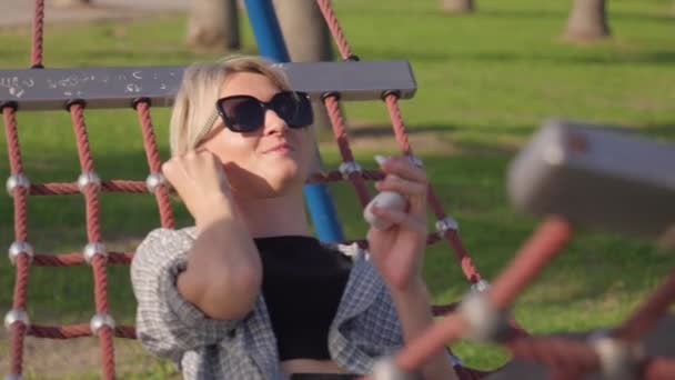 Kaukasische Junge Blonde Frau Sonnenbrille Mit Smartphone Musik Hören Über — Stockvideo