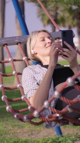 Kaukasische Junge Blonde Frau Mit Smartphone Musik Hören Über Kopfhörer — Stockvideo