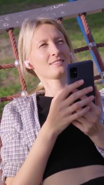 Kaukasische Junge Blonde Frau Mit Smartphone Musik Hören Über Kopfhörer — Stockvideo