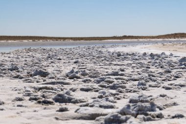 Güneşli bir günde Tuz Gölü 'nde tuz birikintilerinin yakın çekimi, Türkiye