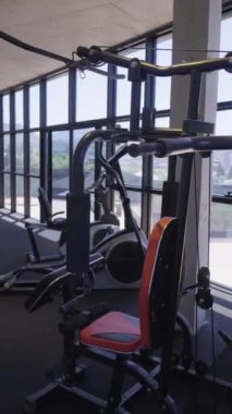 Spor salonu sağlık kulübü lüks konak spor salonu. Egzersiz ekipmanlarıyla birlikte, ilham verici deniz manzarası ile çalışabilirsiniz. Fotoğrafta: geniş pencereli modern fitness merkezi