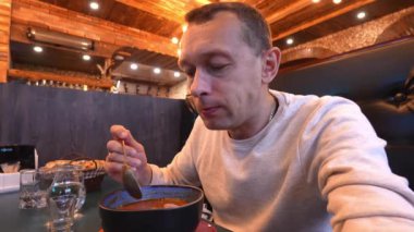 Genç adam blogları, Gürcistan restoranında geleneksel yemekleri seviyor, Georgia 'da kharcho çorbası içiyor ve kamerada duygularını anlatıyor. Adam lokantadaki çorbayı, filmlerdeki her şeyi video kamerada değerlendiriyor.