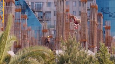 Yasny 'deki inşaat alanında vinçler. İnşaatçıların işi. Beton İnşaat Süreci Çok Katlı Modern Gökdelenler İnşaat Alanı.