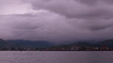 Gürcistan 'ın yeşil tepeleri ve deniz kenarındaki uçurumları olan olağanüstü tipik manzarası, Batumi, Georgia. Zaman turları.