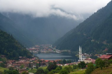 Uzungol Gölü 'nün ve dağların yüksekliğinden çevresinin güzel manzarası. Türkiye 'deki en güzel turistik yerlerden biri. Yerel halk ve turistler için popüler bir yaz tatili yeri.