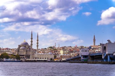 İstanbul, Türkiye - 6 Eylül 2023: Güneşli bir günde feribottan Yeni Cami 'ye, Galata Köprüsü' ne, İstanbul, Türkiye