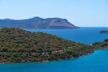Güneşli bir günde Akdeniz kıyısındaki bir yarımadada inanılmaz güzel bir manzara, Kas, Türkiye