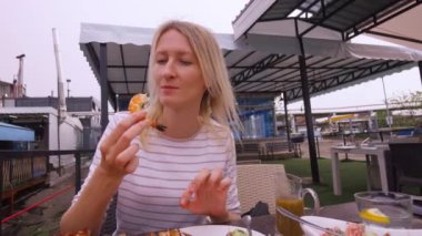 Lokantada karides yiyen kadın deniz ürünleri restoranında fırında karides yiyen mutlu kadın. Akdeniz diyeti, Gürcistan 'da Batumi' de balık restoranında..