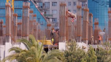 Yasny 'deki inşaat alanında vinçler. İnşaatçıların işi. Beton İnşaat Süreci Çok Katlı Modern Gökdelenler İnşaat Alanı.