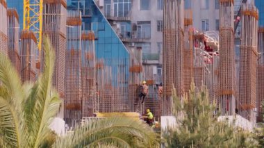 Yasny 'deki inşaat alanında vinçler. İnşaatçıların işi. Beton İnşaat Süreci Çok Katlı Modern Gökdelenler İnşaat Alanı.